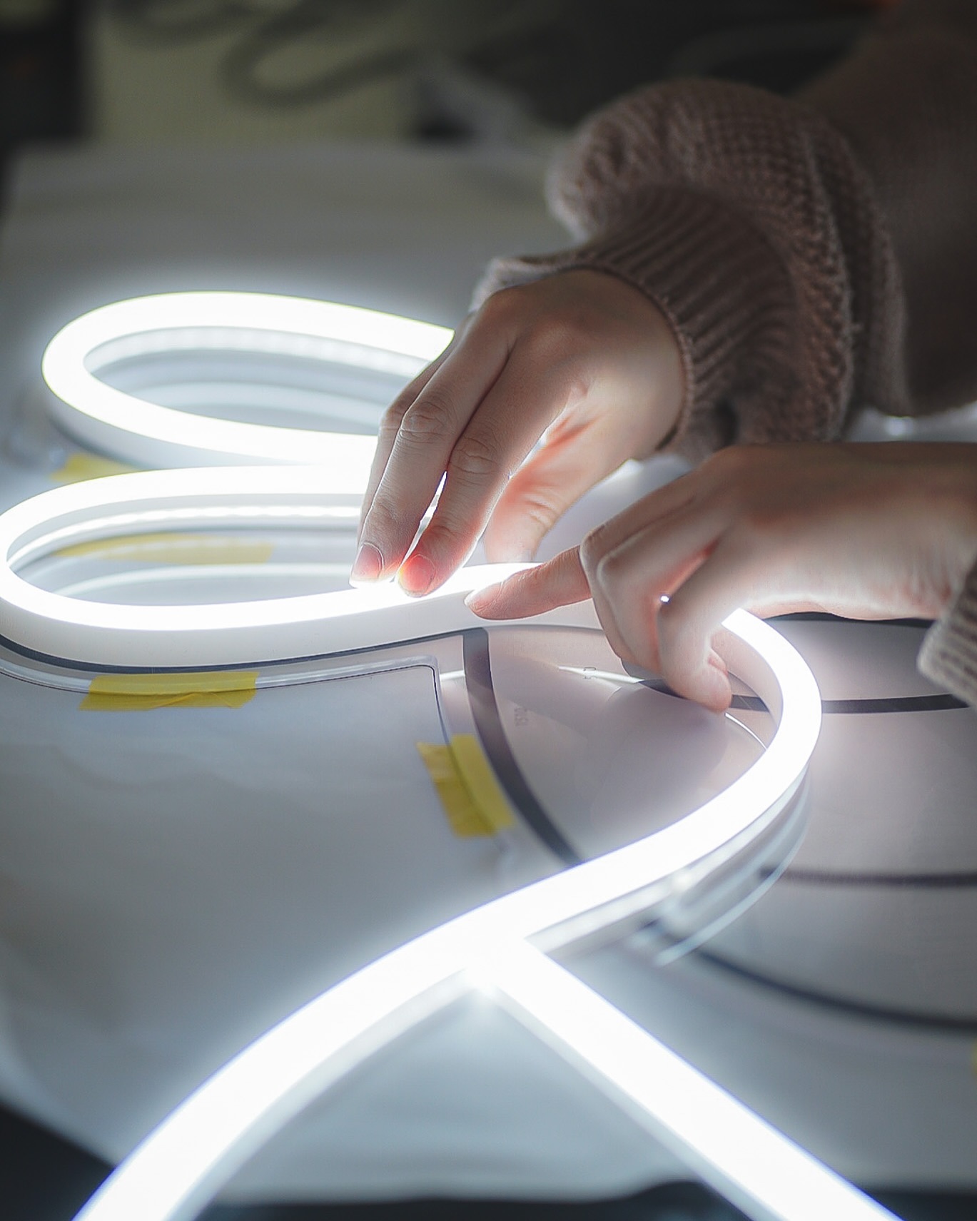 yekahaskiコラボ 数量限定イラストネオン「光の道」のLEDネオンサイン制作事例｜アート・コラボ作品