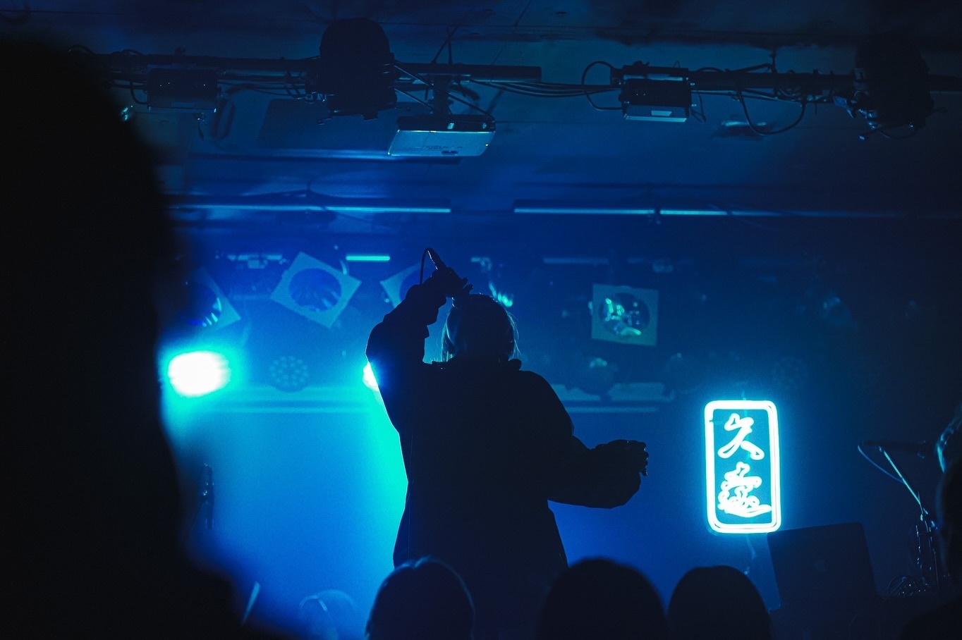 バンド「久遠」ステージ用のLEDネオンサイン制作事例｜アーティスト・ライブ演出