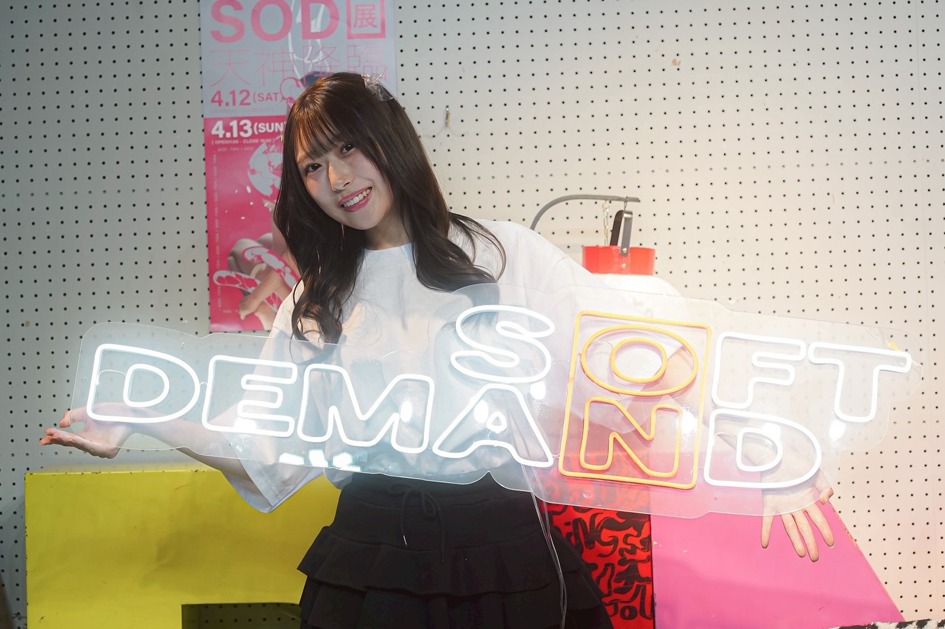 SOFT ON DEMANDロゴのLEDネオンサイン制作事例｜福岡・展覧会／イベント現場使用