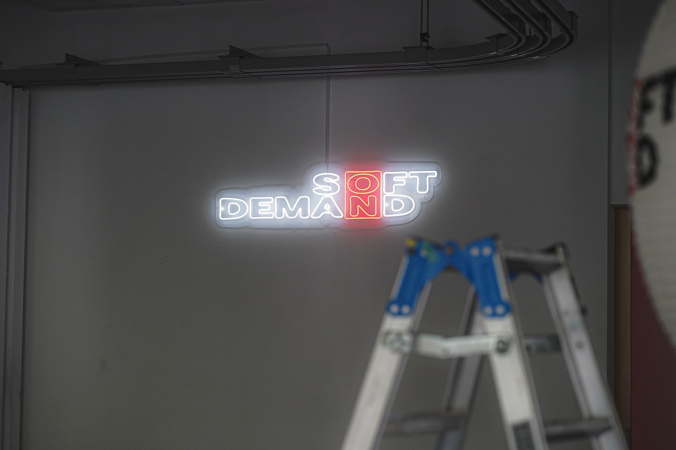 SOD展のために手がけた、SODロゴのLEDネオンサイン