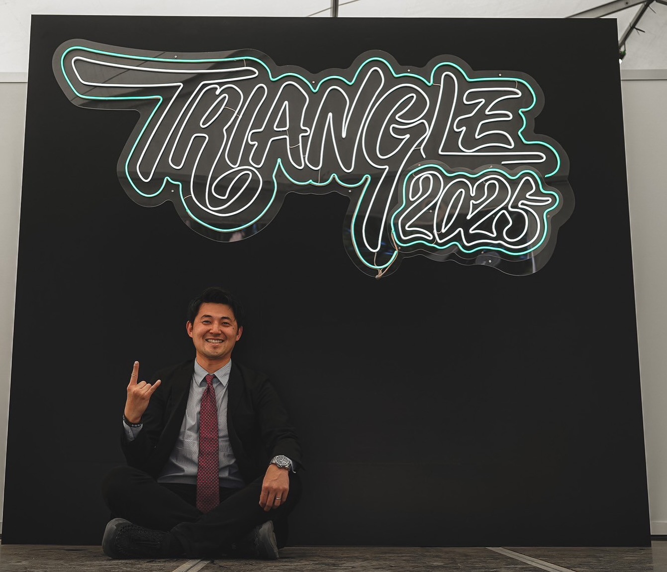 野外フェス「TRIANGLE 2025」ステージを彩るLEDネオンサイン