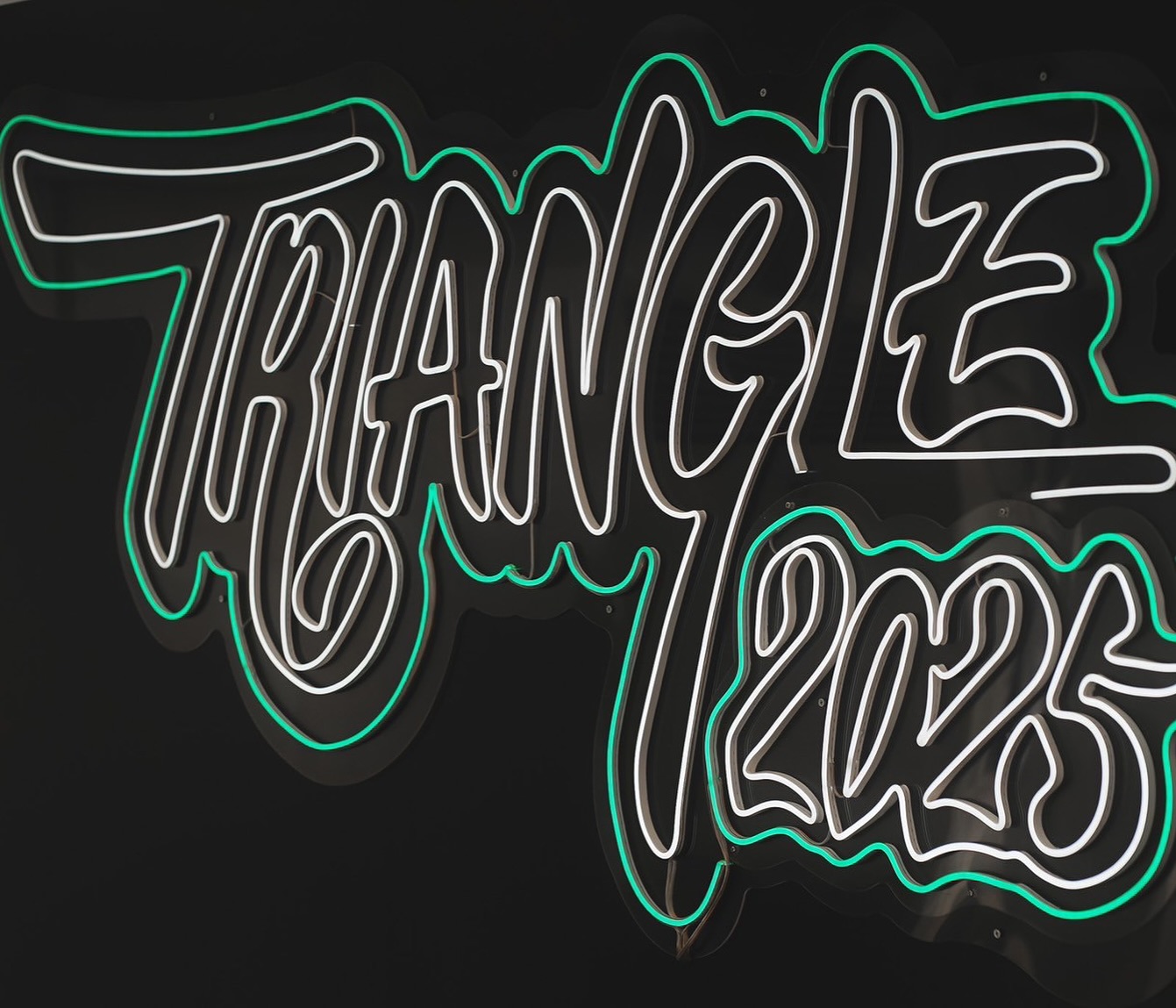 野外フェス「TRIANGLE 2025」ステージを彩るLEDネオンサイン