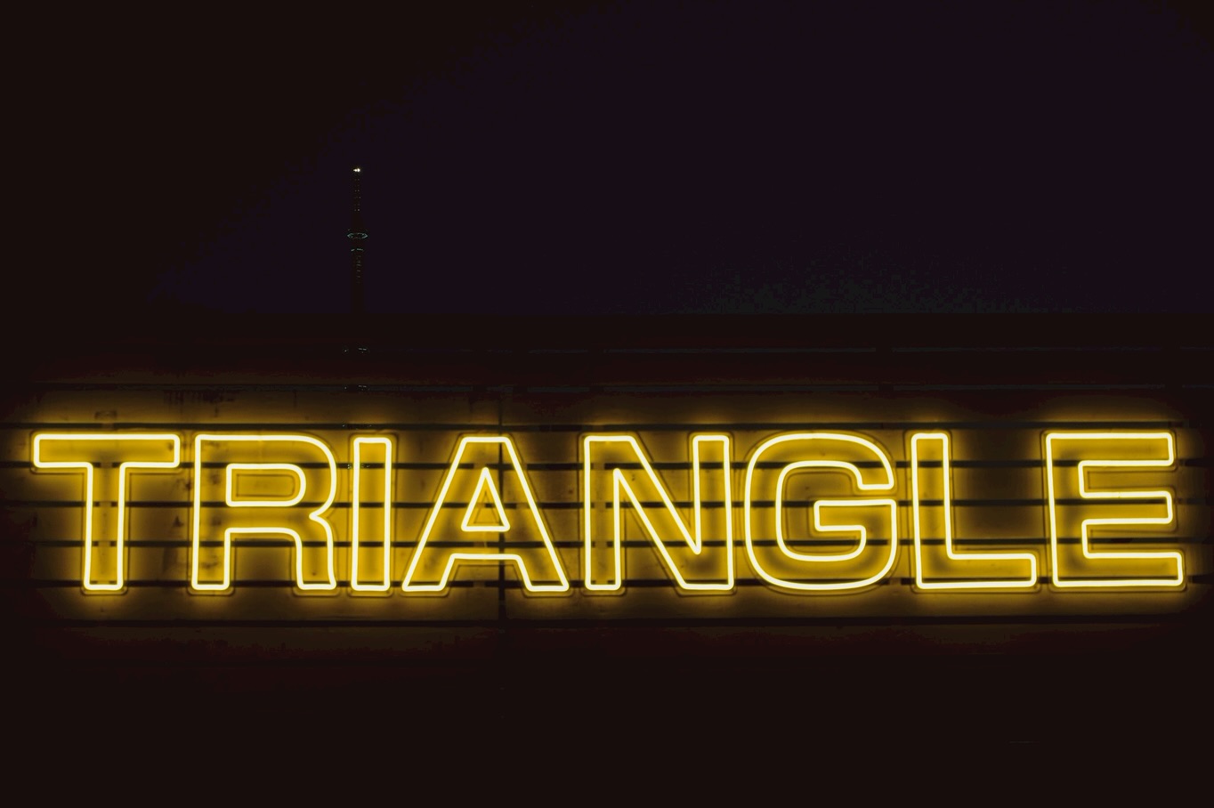 野外フェス「TRIANGLE 2025」会場のLEDネオンサイン制作事例｜福岡シーサイドももち・イベント
