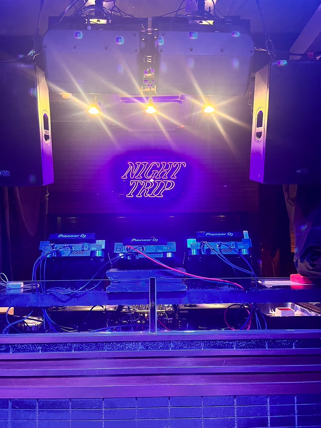 DJイベント「NIGHT TRIP」のLEDネオンサイン制作事例｜東京・中目黒 solfa