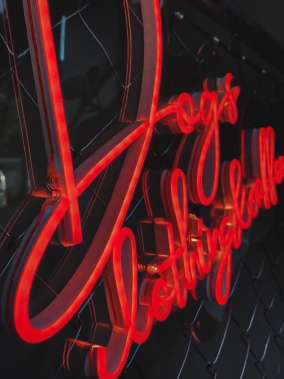アパレル・カフェ複合店様の店内を彩るLEDネオンサイン
