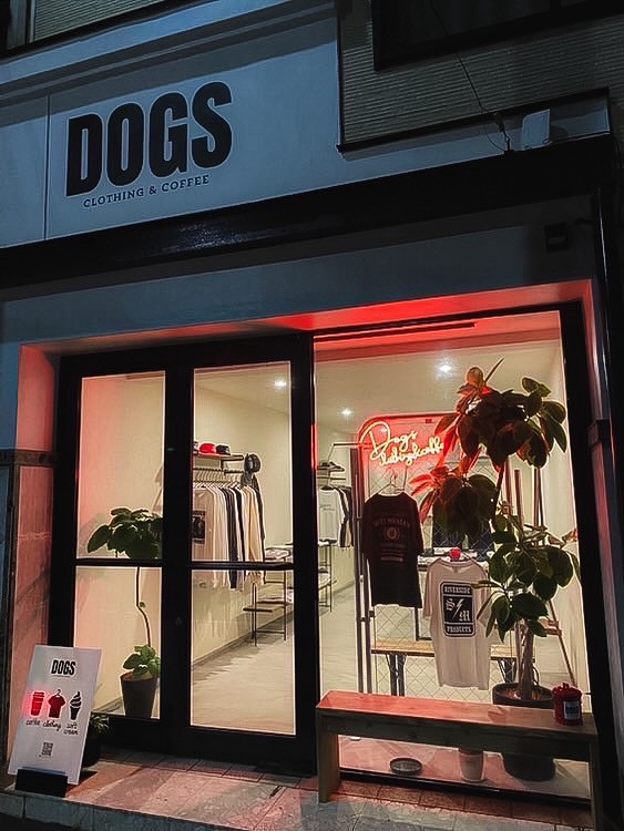 アパレル・カフェ複合店様の店内を彩るLEDネオンサイン