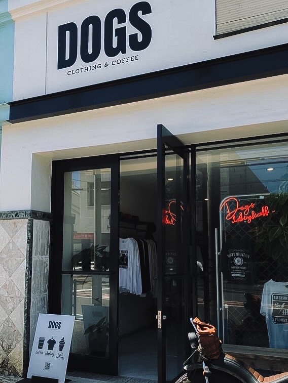 アパレル・カフェ複合店様の店内を彩るLEDネオンサイン
