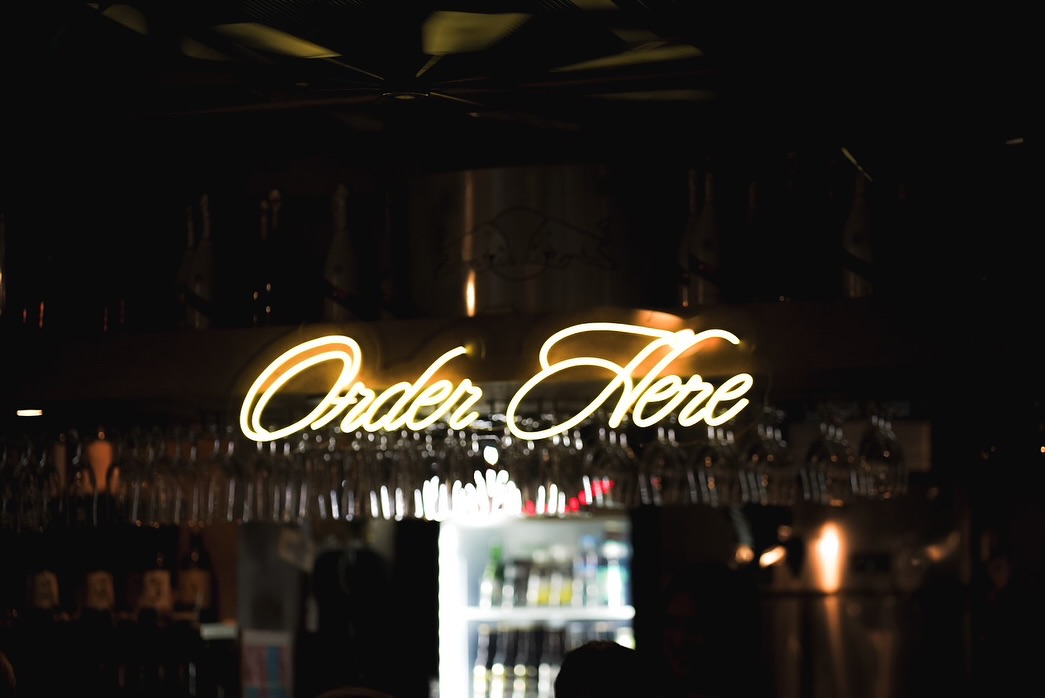 ART BAR SSS(福岡・天神 親不孝通り)店内サインの「Order Here」LEDネオン制作事例