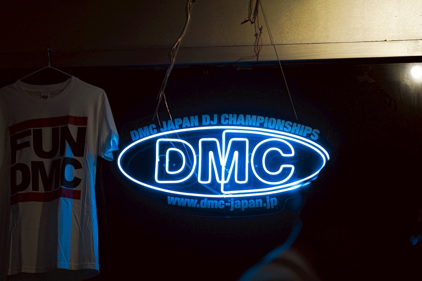 DMC JAPANのロゴLEDネオンサイン制作事例｜DJバトル団体ブランドネオン