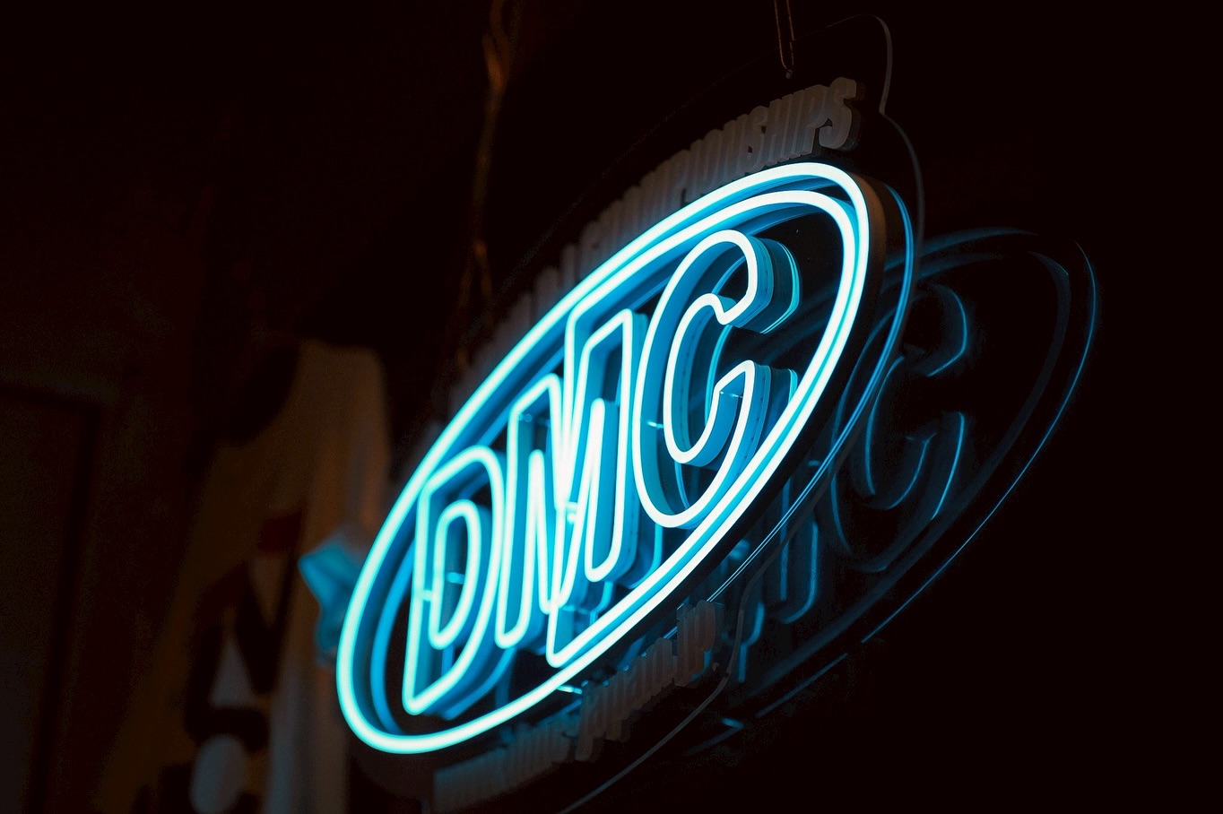 DMC JAPANのロゴをLEDネオンサインで制作いたしました