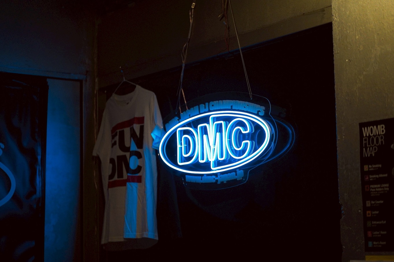 DMC JAPANのロゴをLEDネオンサインで制作いたしました