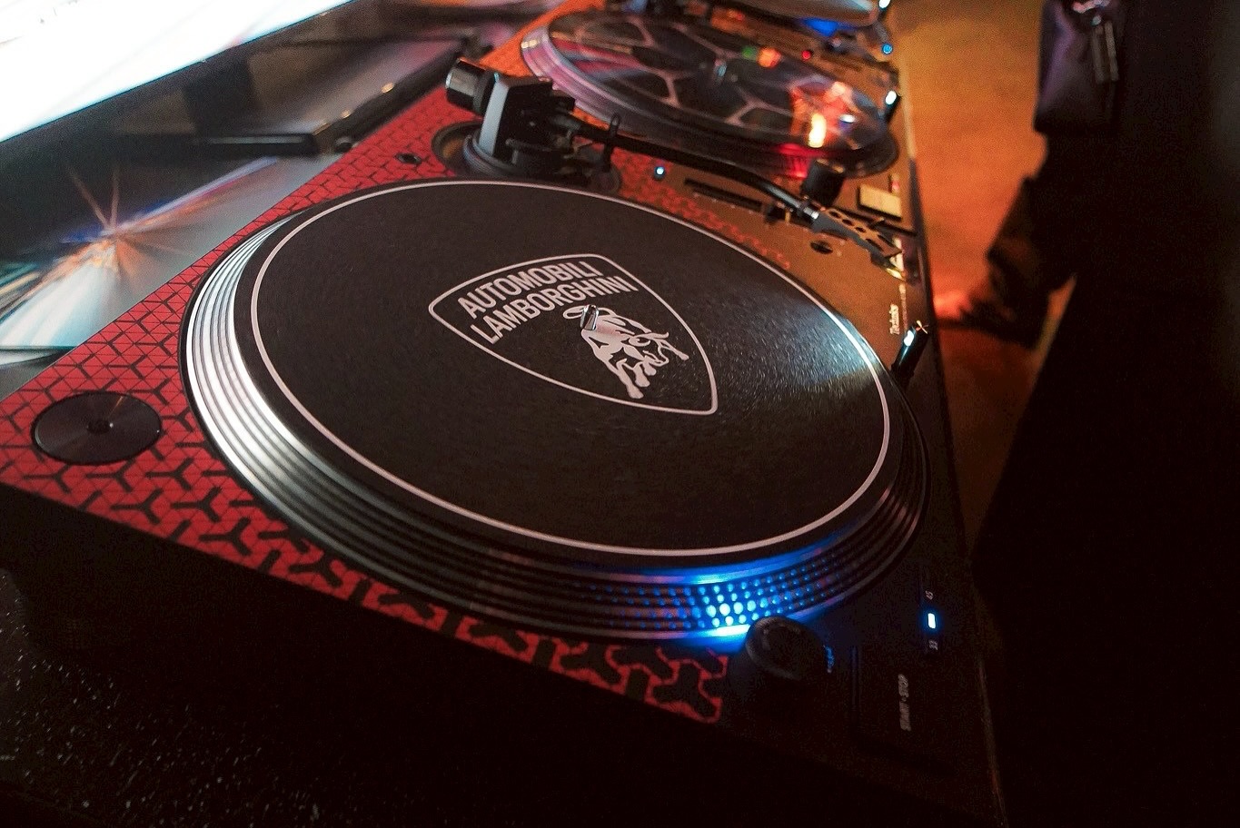 DMC JAPANのロゴをLEDネオンサインで制作いたしました