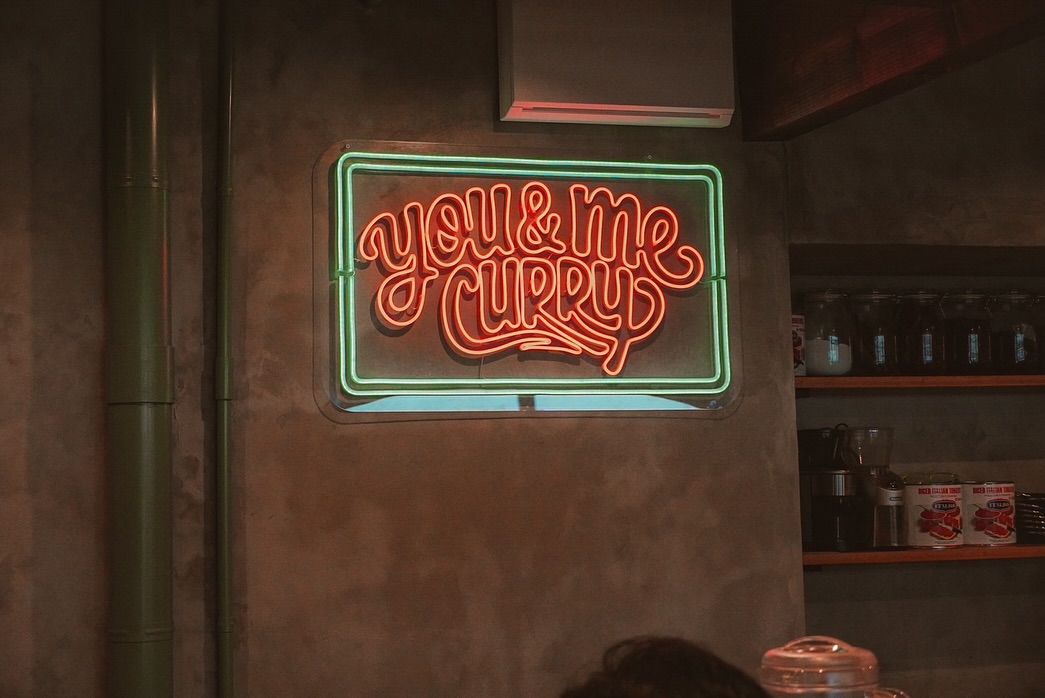 you and me curry 様の店内LEDネオンサイン制作事例｜福岡・春吉のスパイスカレー店