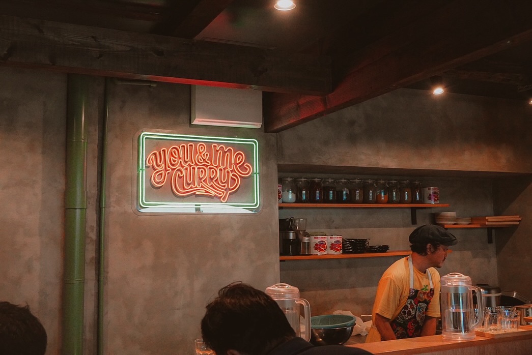 you and me curry 様の店内LEDネオンサイン制作事例