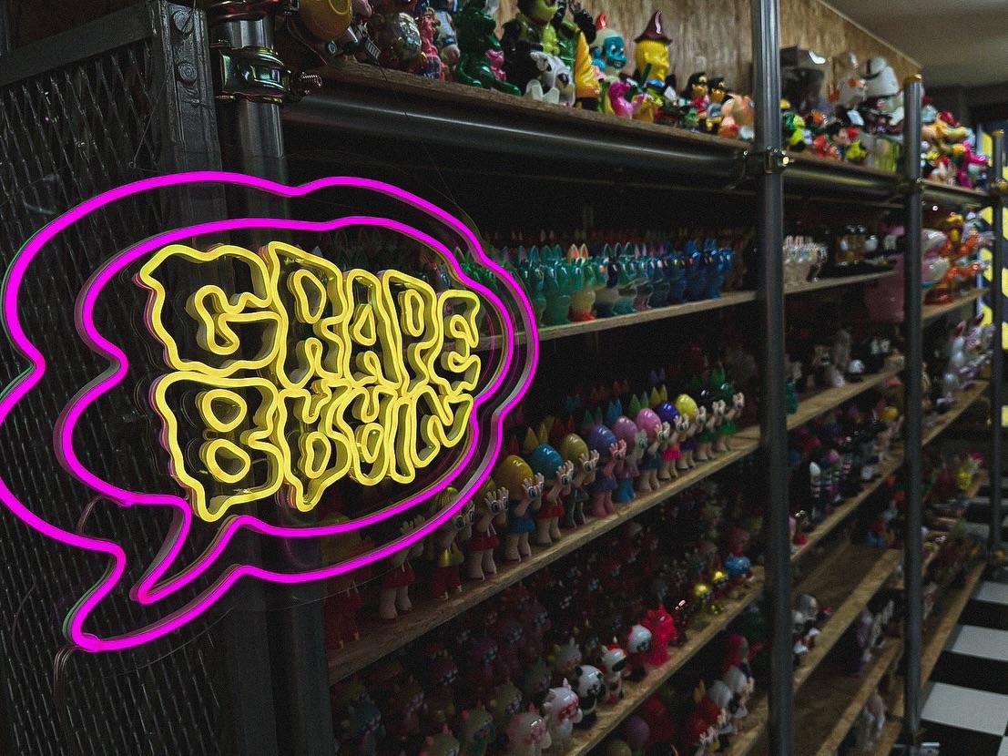 GRAPE BRAIN（アーティストRAGE）のロゴLEDネオンサイン制作事例｜ソフビブランド