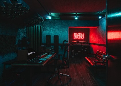 BLOOM STUDIO スタジオを彩るLEDネオンサイン