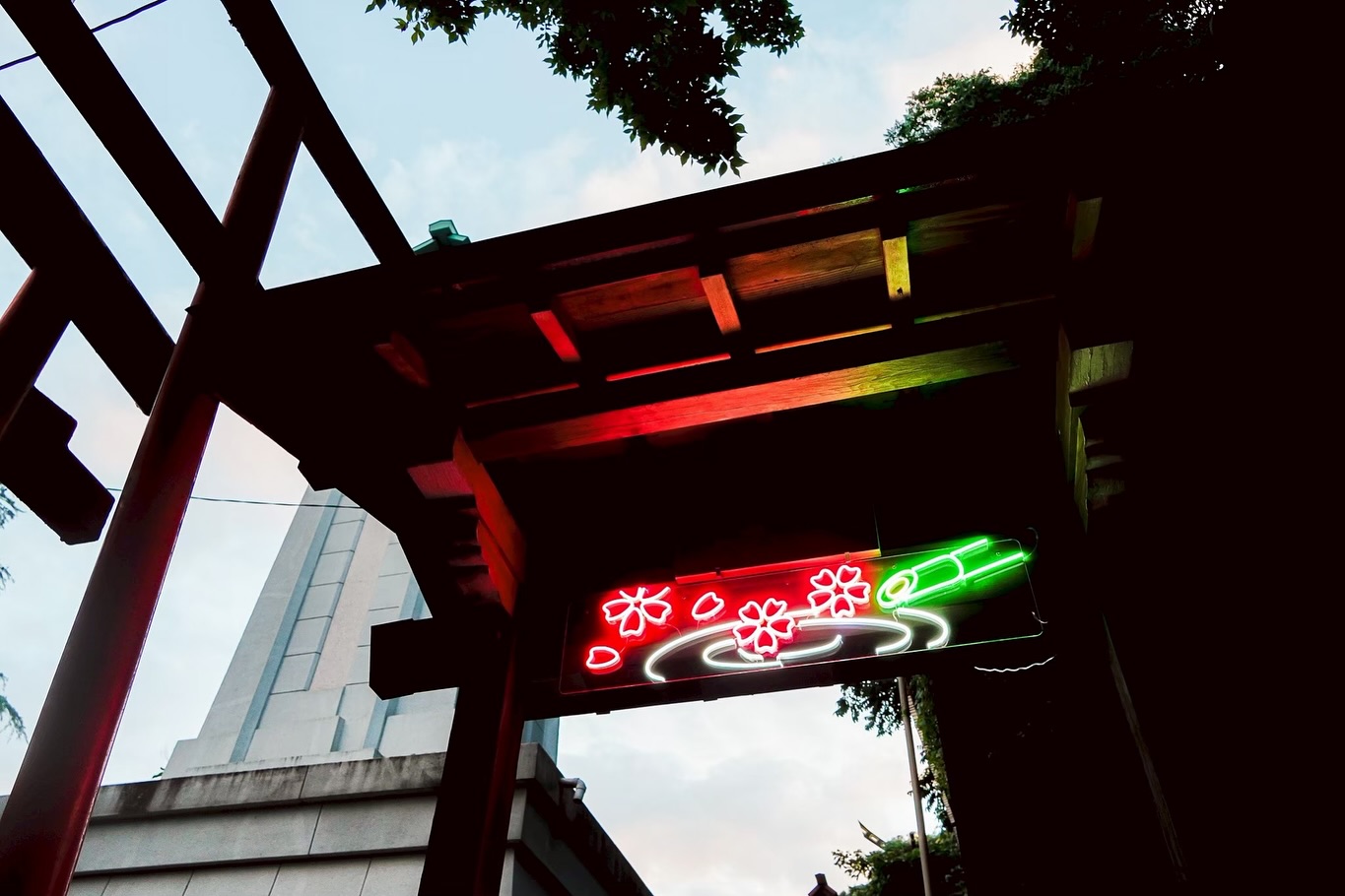 中司孫太郎稲荷神社「サイバー神社」手水舎を彩るLEDネオン