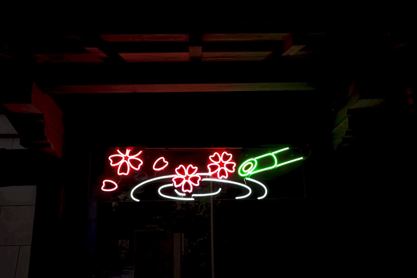 中司孫太郎稲荷神社「サイバー神社」手水舎を彩るLEDネオン