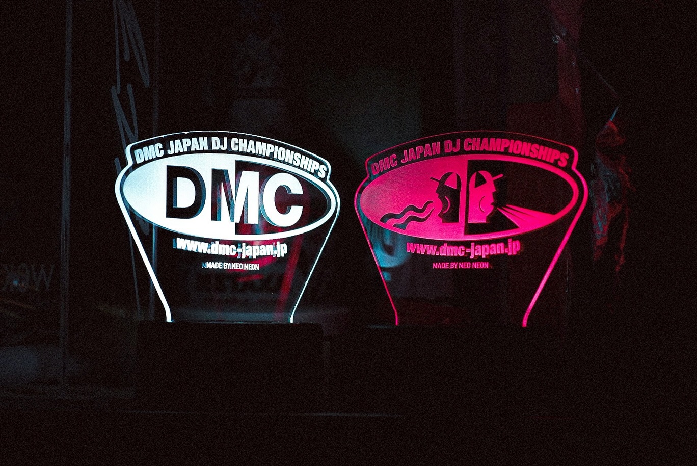 DMC JAPANのLEDネオンサイン制作事例｜DJ世界大会クラウドファンディング返礼品・卓上LEDライト