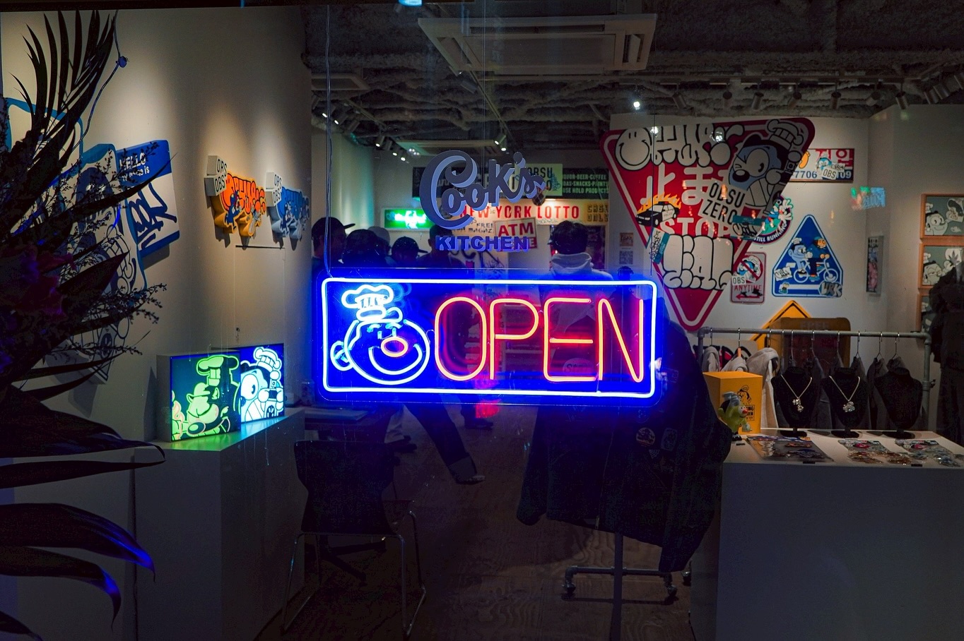 COOK ONE個展『COOK’S KITCHEN』のLEDネオンサイン制作事例｜福岡・SORTone FUKUOKA（アート個展）