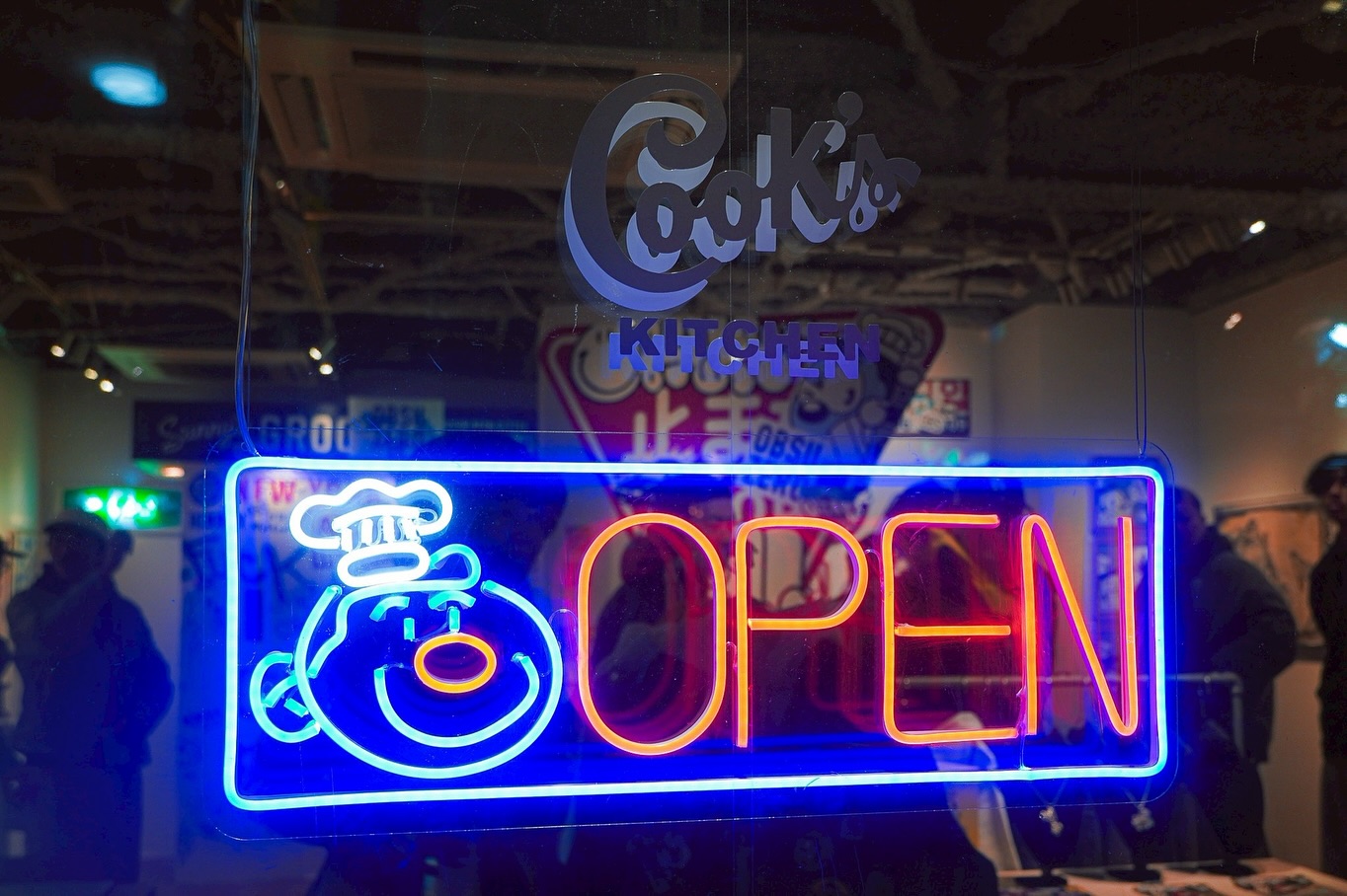 COOK ONE個展『COOK'S KITCHEN』 OPENネオン制作事例(福岡・SORTone FUKUOKA)