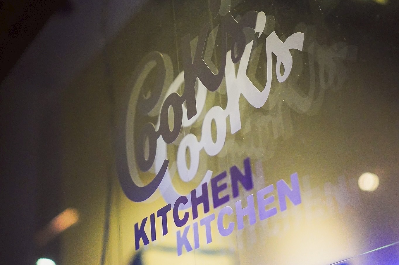 COOK ONE個展『COOK'S KITCHEN』 OPENネオン制作事例(福岡・SORTone FUKUOKA)
