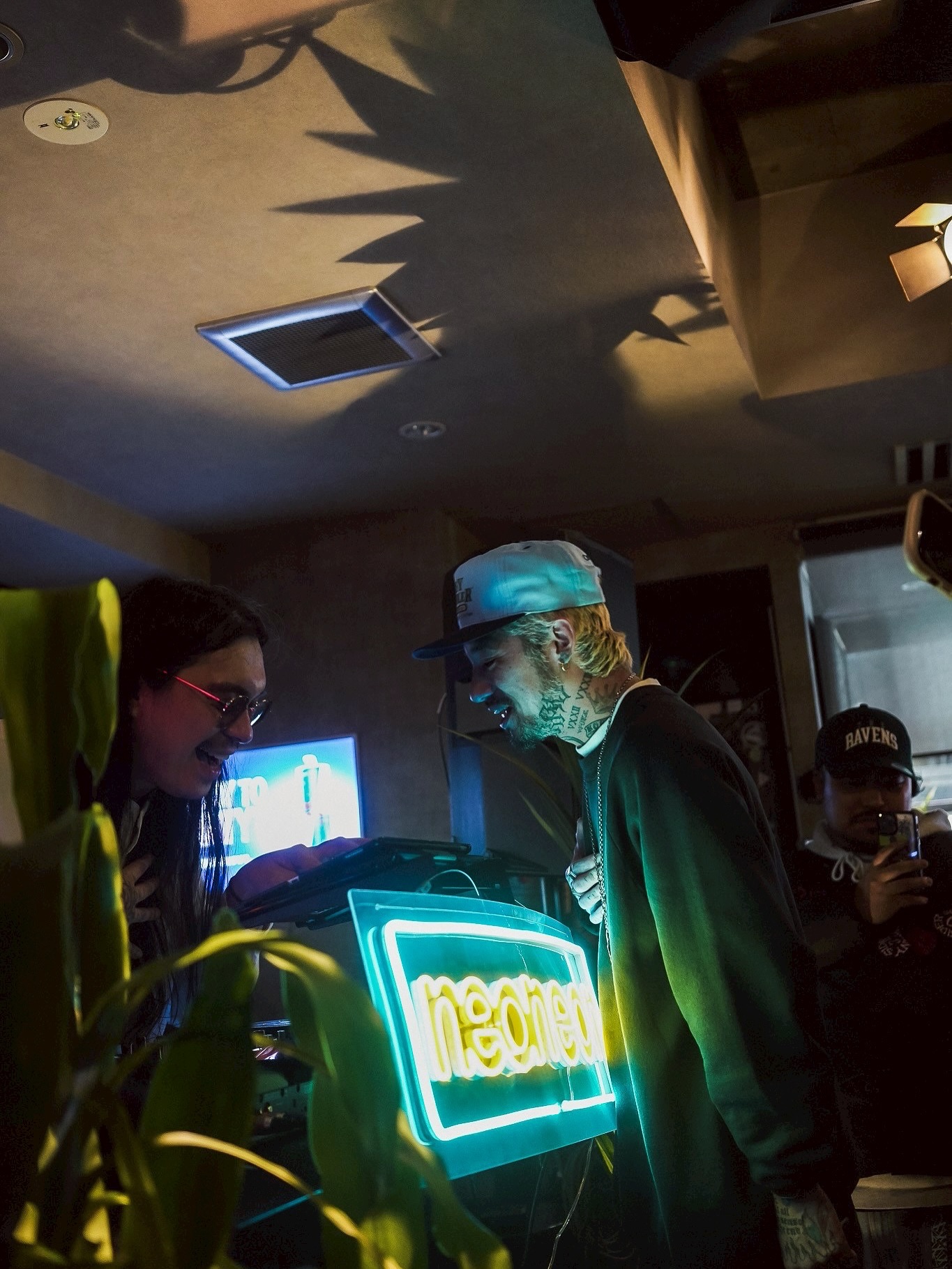 KenKen presents『ROOM OF THE GROOVE』── ART BAR SSSを彩ったneoneonのLEDネオン