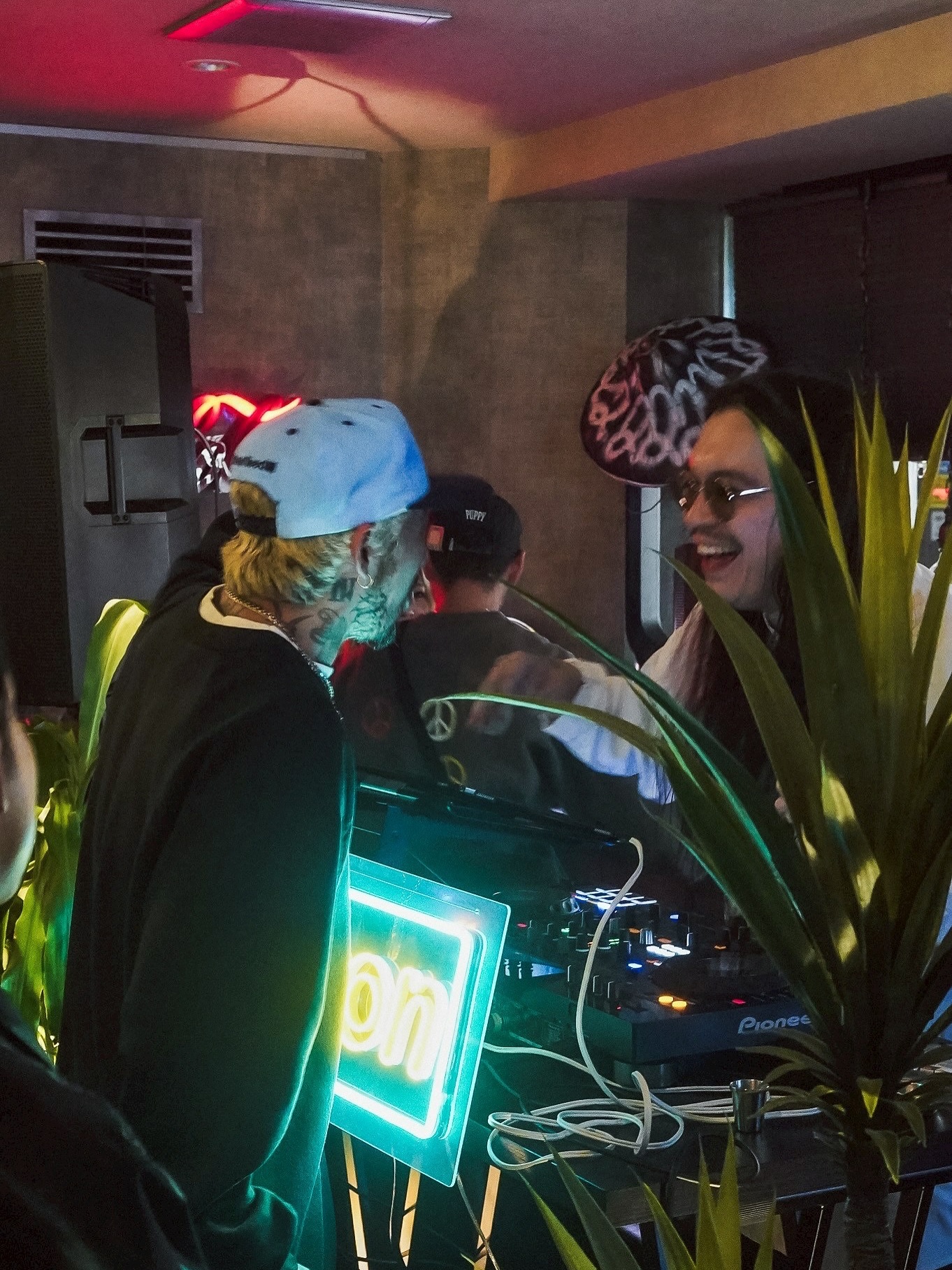 KenKen presents『ROOM OF THE GROOVE』── ART BAR SSSを彩ったneoneonのLEDネオン