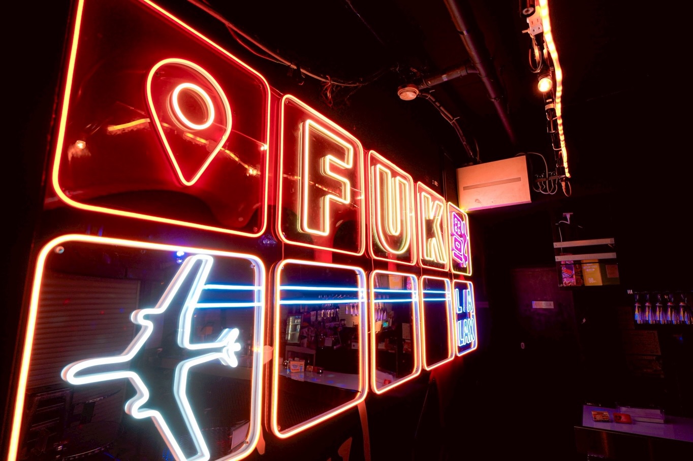 HIGHBALL STAND(福岡・中洲)店内を彩るLEDネオンサイン