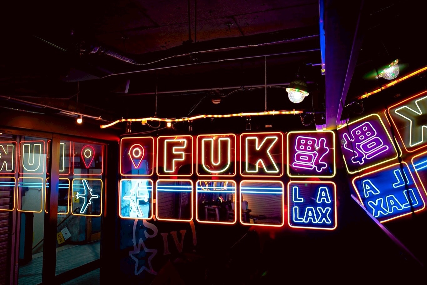 HIGHBALL STAND(福岡・中洲)店内を彩るLEDネオンサイン