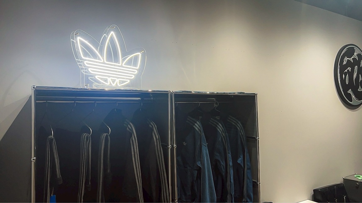 adidas Originals ロゴのLEDネオンサイン制作事例｜香川県丸亀市・THE ORIGINALS LOUNGE BY GRYSTAND