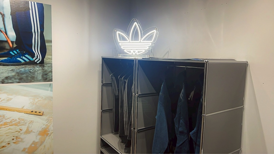adidas Originals ロゴのLEDネオンサイン制作事例