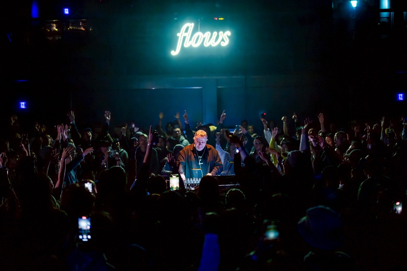 音楽祭『flows』の会場を彩ったLEDネオンサイン