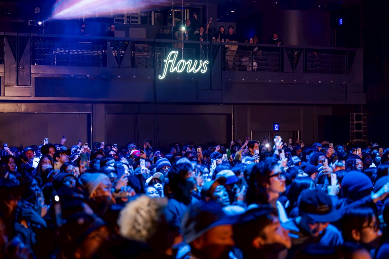 音楽祭『flows』の会場を彩ったLEDネオンサイン