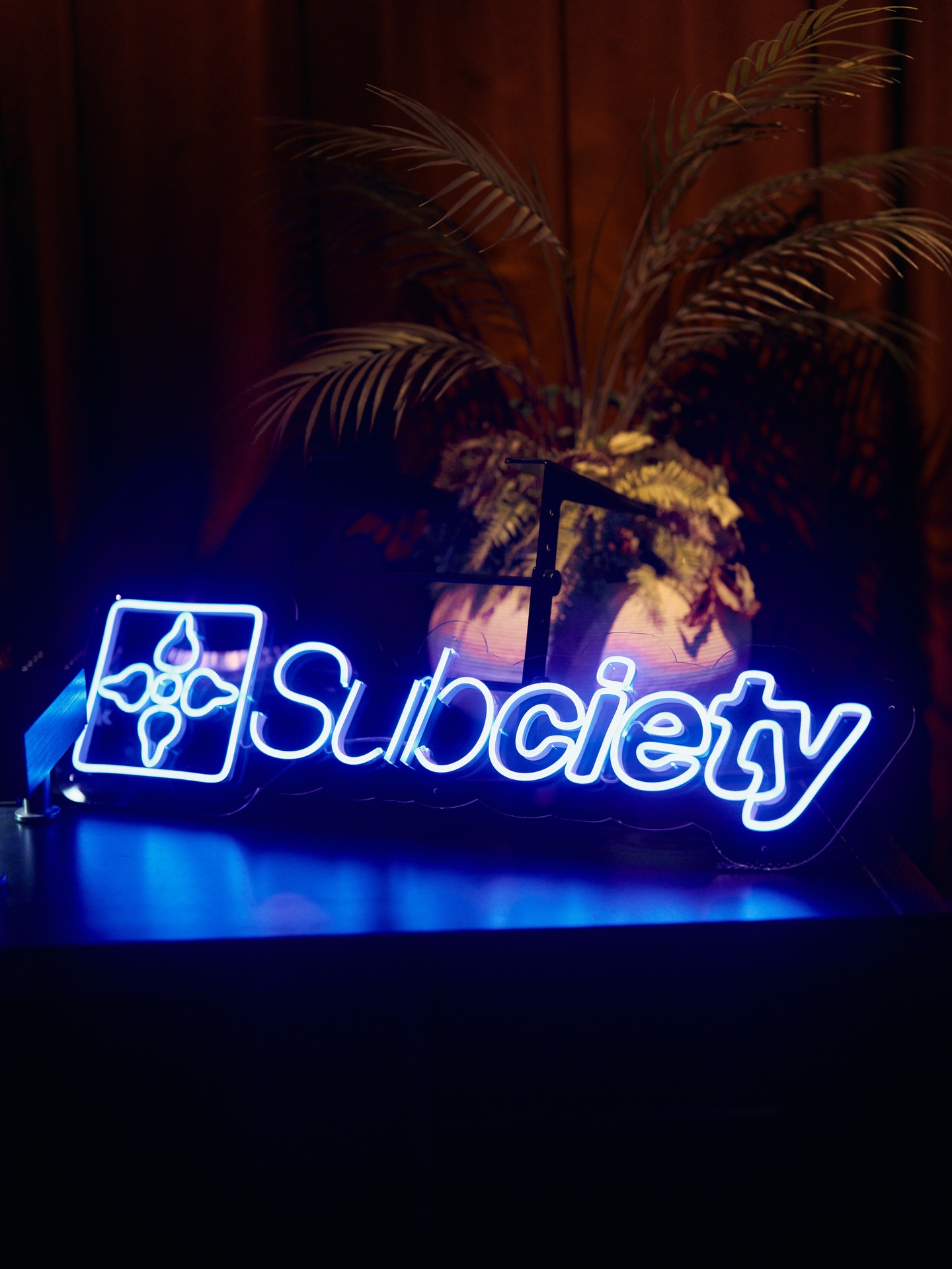 SubcietyのLEDネオンサイン制作事例｜アパレルブランドロゴ