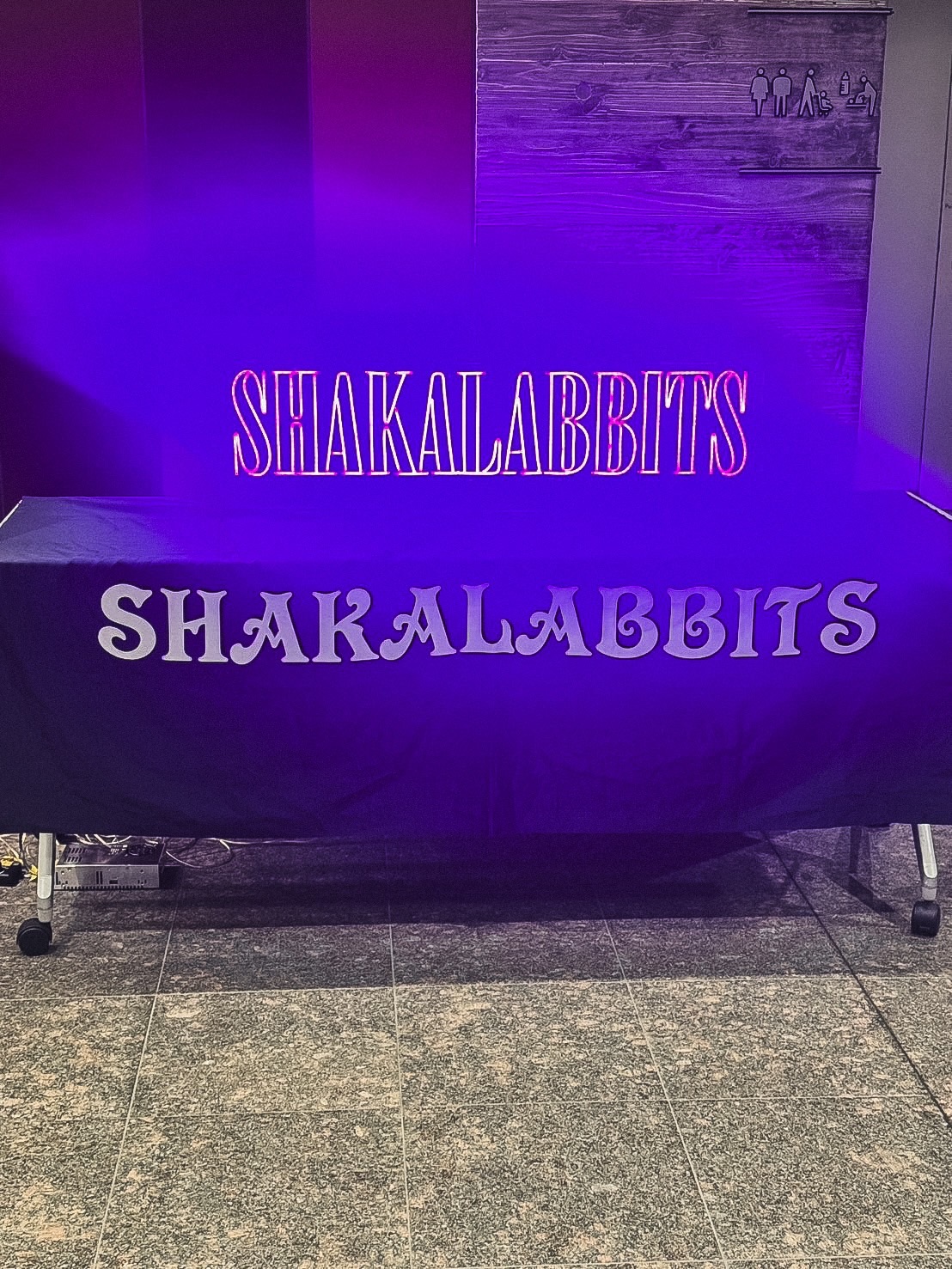 SHAKALABBITSのロゴLEDネオンサイン制作事例｜ロックバンド・ステージ&物販