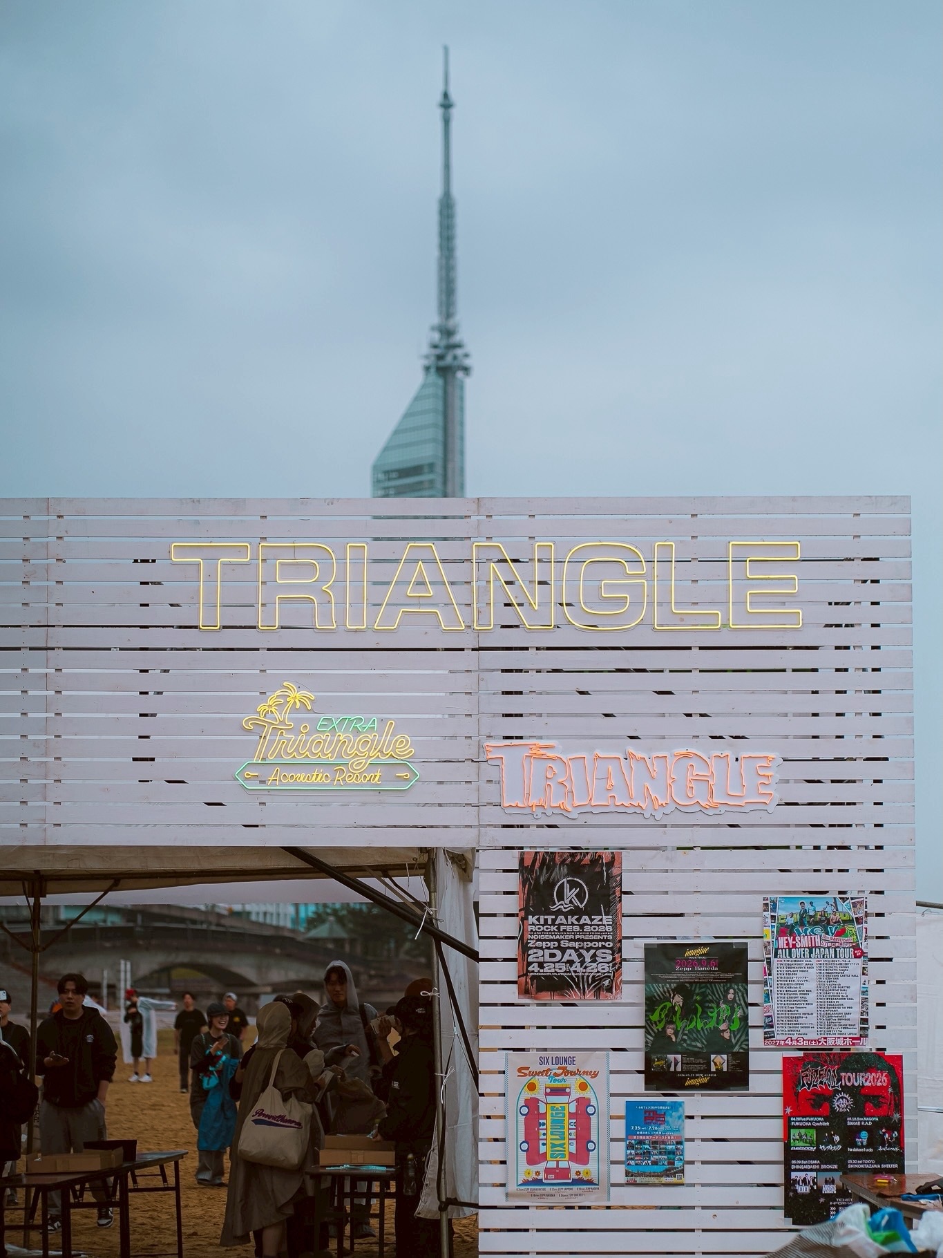 TRIANGLE 2026のLEDネオンサイン制作事例｜福岡・百道浜の野外音楽フェス