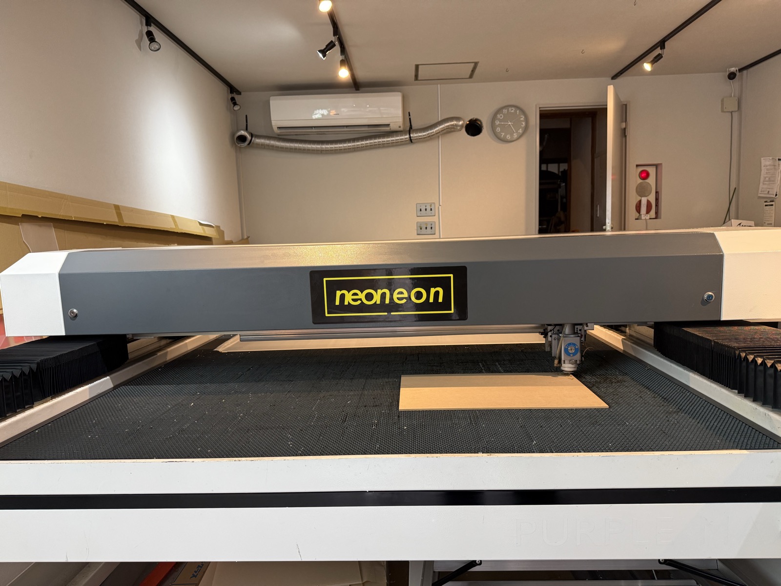 LEDネオンサインの土台アクリルを加工する自社レーザー加工機(neoneon)
