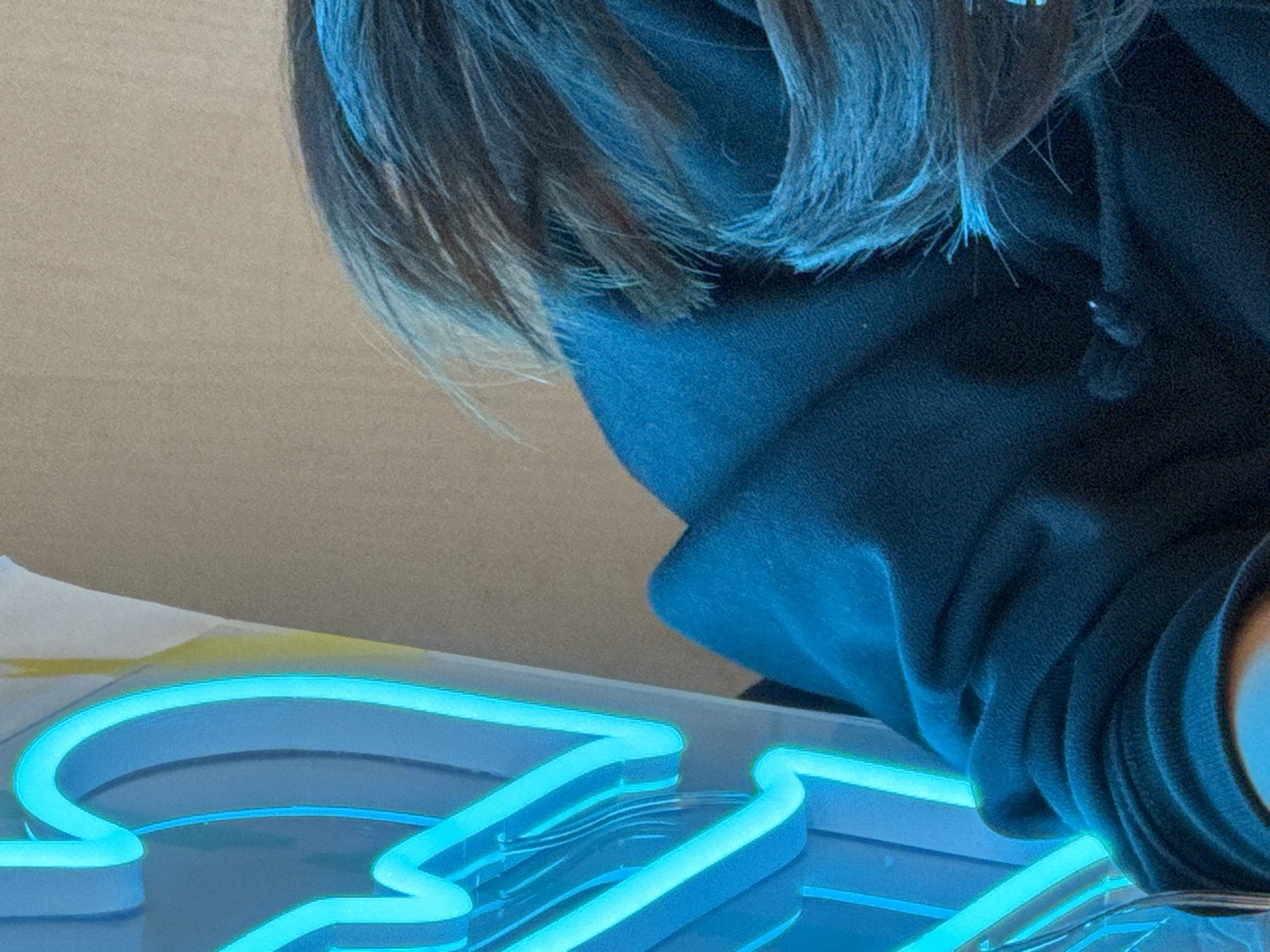 完成したLEDネオンサインを点灯させて検品する職人(neoneon)
