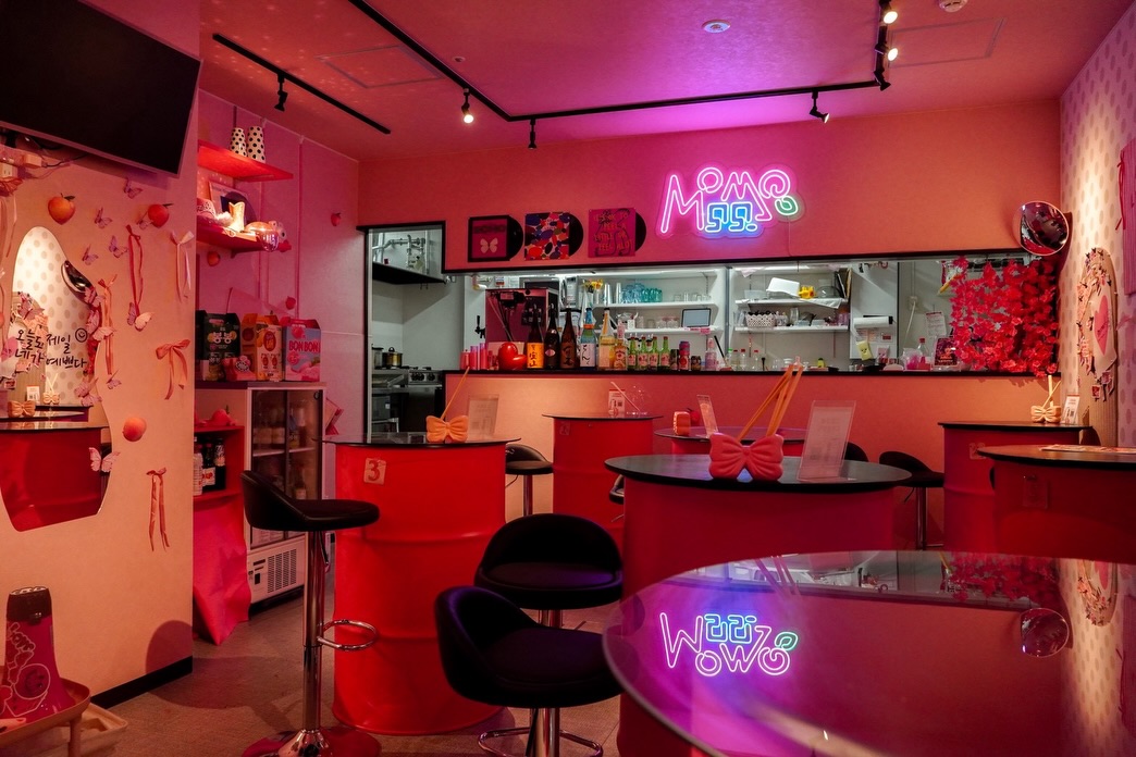 ピンクを基調とした韓国料理MOMO長崎の店内とテーブルのLEDネオン